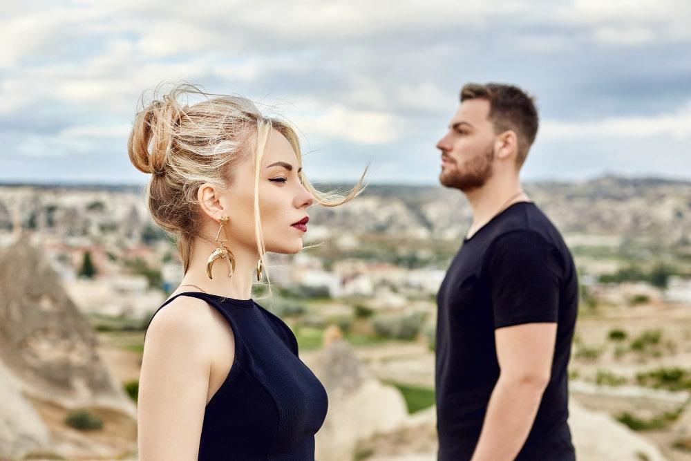 Pourquoi Un Homme Regarde Une Femme Avec Insistance www.youpomm.com